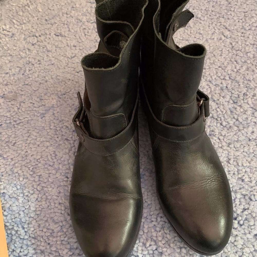 CYNTHIA VINCENT BOOTIE SIZE 7